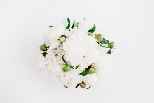 Bouquet di fiori di belle peonie bianche su bianco