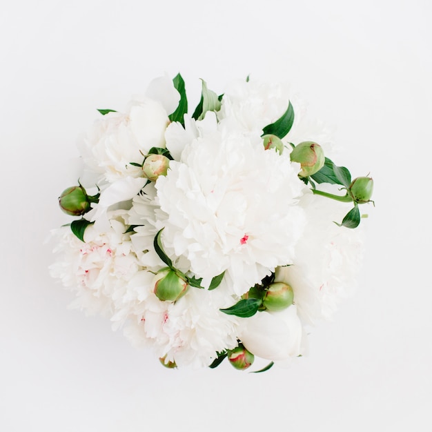 Bouquet di fiori di belle peonie bianche su bianco