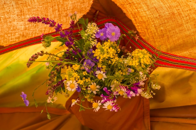 Bouquet di fiori di campo freschi in una tenda.