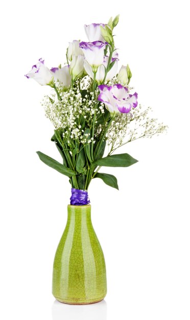 Bouquet di fiori di eustoma in vaso isolato su bianco