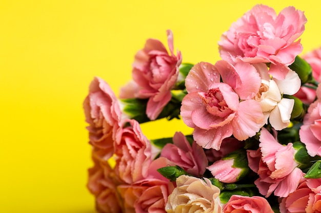 Bouquet di fiori di garofani rosa