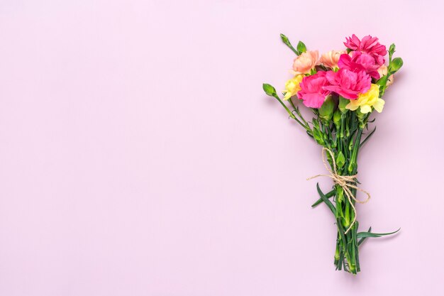 Bouquet di fiori di garofano rosa isolato sul colore rosa