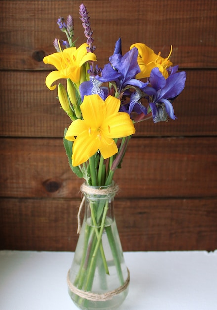 Bouquet di fiori di iris lily salvia