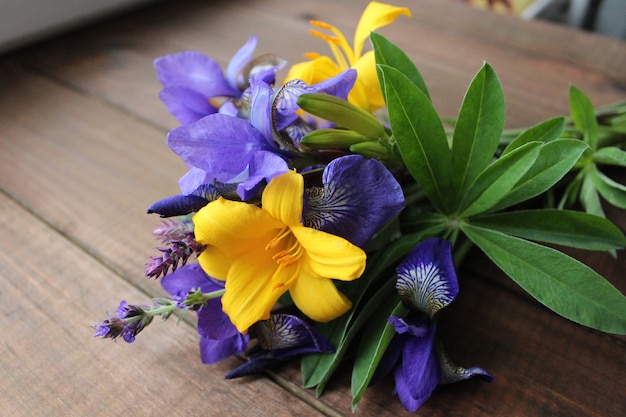 Bouquet di fiori di iris lily salvia