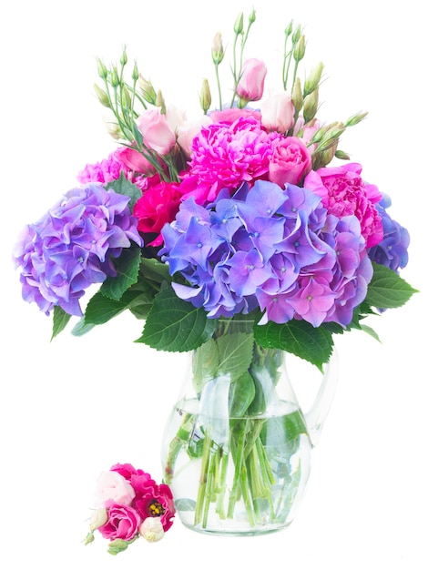 Bouquet di fiori di peonia rosa brillante, eustoma e hortensia blu isolato su bianco