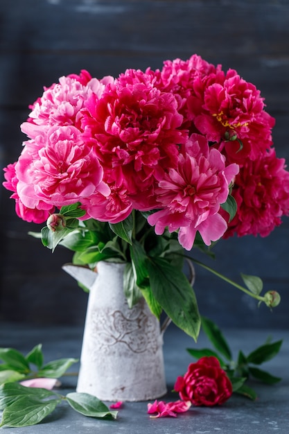 Bouquet di fiori di peonie viola in vaso