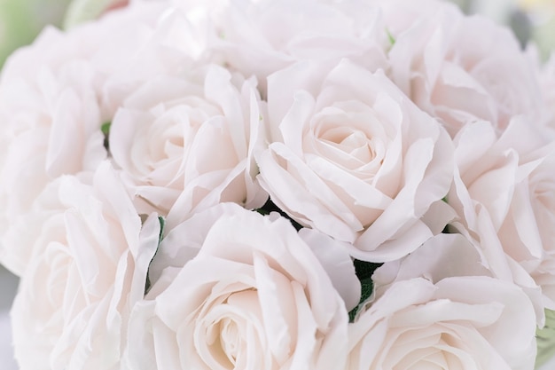 Bouquet di fiori di rosa rosa da vicino. Rosa rosa realizzata con tessuto