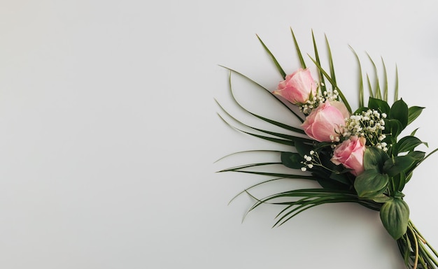 Bouquet di fiori di rosa rosa su sfondo bianco Festa della mamma o idea di San Valentino Copia spazio Disposizione piatta