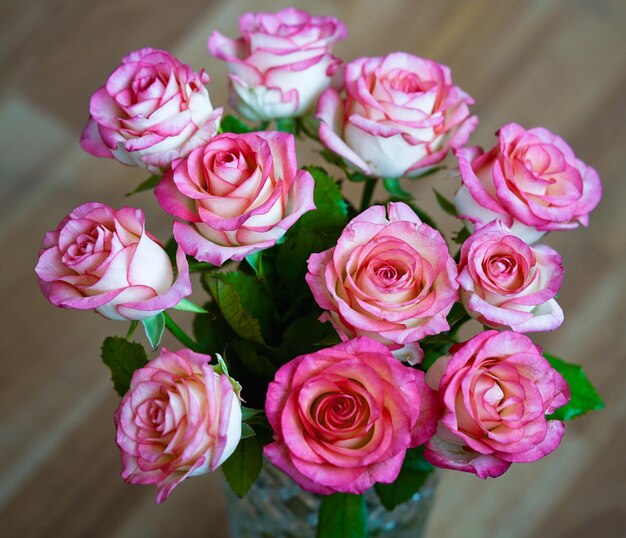 Bouquet di fiori di rosa su uno sfondo sfocato