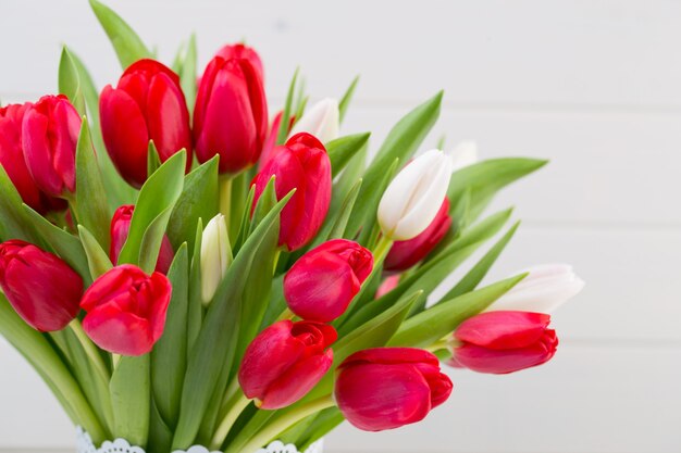 Bouquet di fiori di tulipano rosso fresco