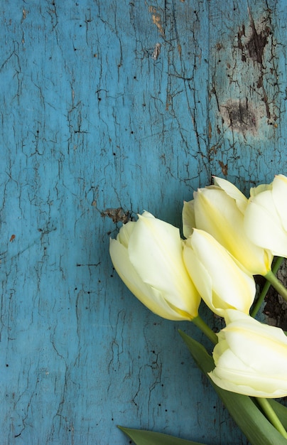 bouquet di fiori di tulipano sul vecchio tavolo, copyspace, vista dall'alto