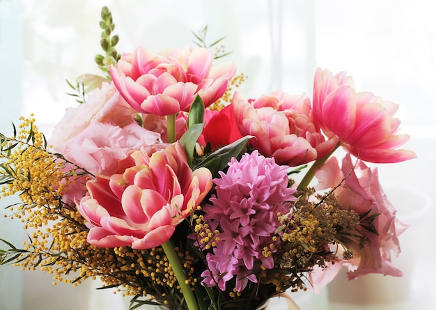 Bouquet di fiori diversi tra cui tulipani e mimose