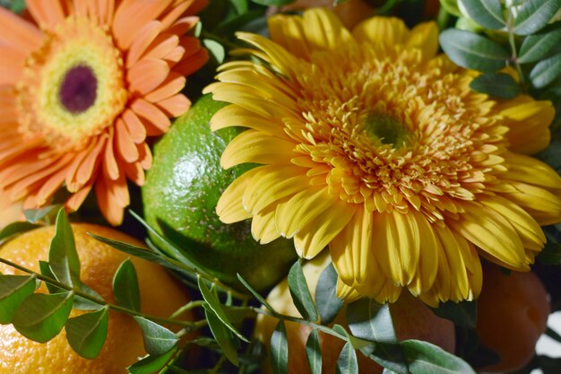 bouquet di fiori e frutta fresca