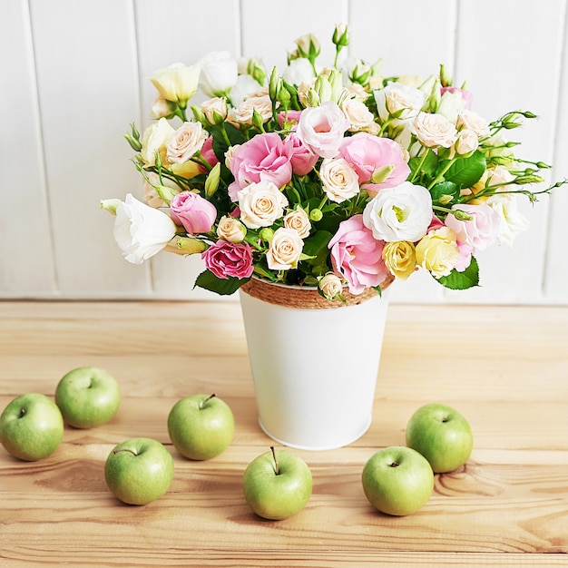 Bouquet di fiori e mele.