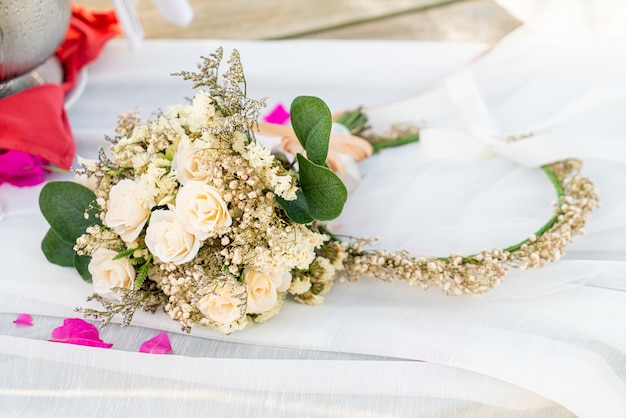 bouquet di fiori e vetro e champagne nell'arco di nozze