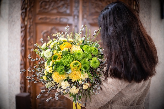 Bouquet di fiori freschi delicati su sfondo bianco dono celebrazione San Valentino matrimonio