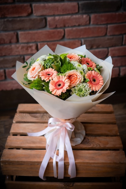 Bouquet di fiori freschi delicati su sfondo bianco dono celebrazione San Valentino matrimonio