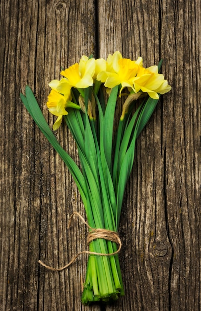 Bouquet di fiori freschi di primavera narcisi su legno