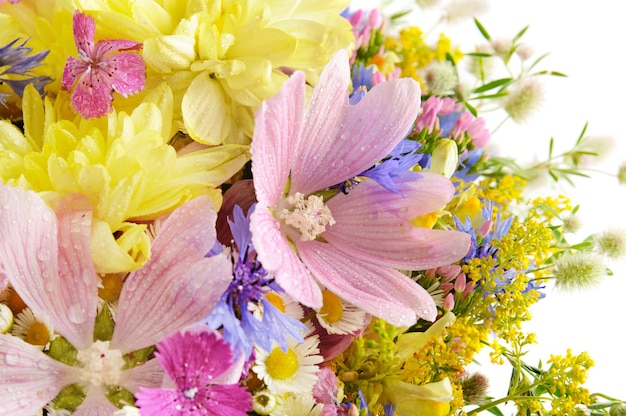 Bouquet di fiori freschi estivi da vicino, sfondo floreale