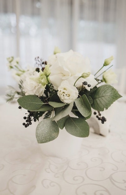 Bouquet di fiori freschi sul tavolo del matrimonio. l'arredamento del ristorante