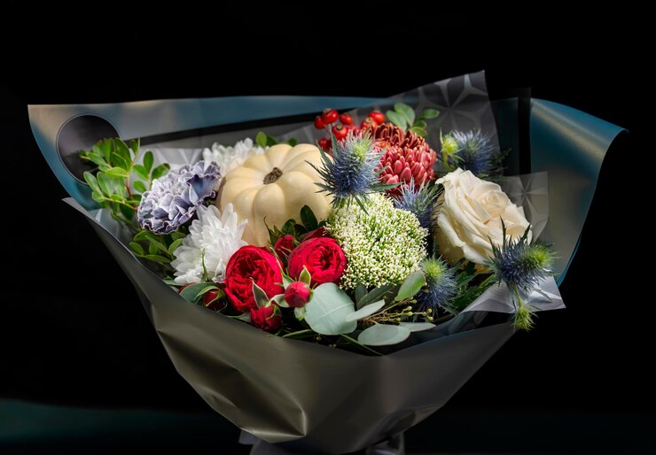 Bouquet di fiori gerbere rose zucca del bouquet su sfondo nero isolato