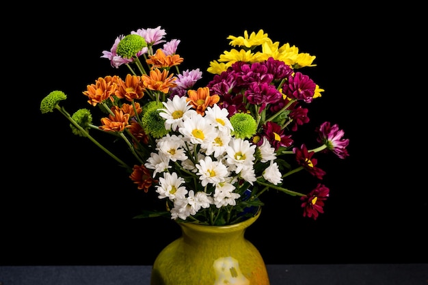 bouquet di fiori in un vaso iodato su sfondo nero