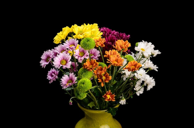 bouquet di fiori in un vaso iodato su sfondo nero
