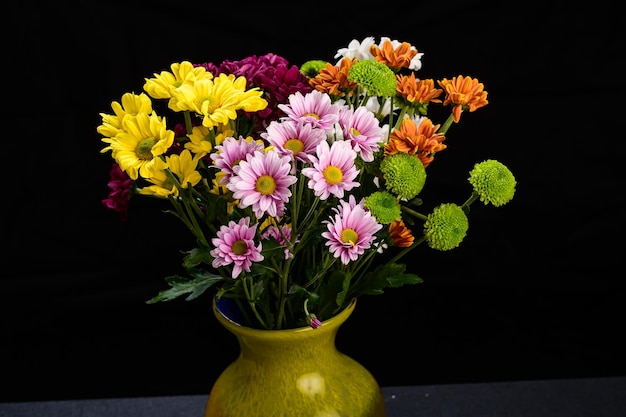 bouquet di fiori in un vaso iodato su sfondo nero