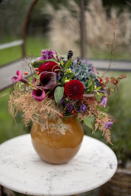 Bouquet di fiori in vaso all'aperto