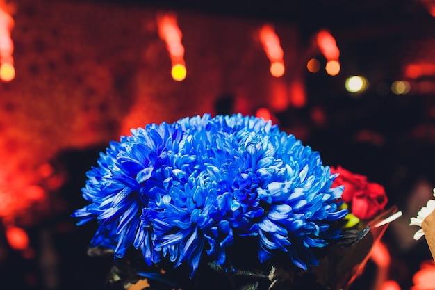 Bouquet di fiori in vaso di vetro. Decorazione del tavolo da pranzo.