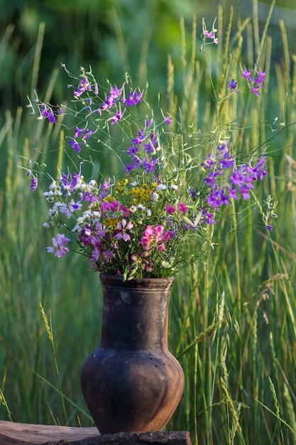 Bouquet di fiori in vaso. Vari fiori colorati di fiori primaverili.
