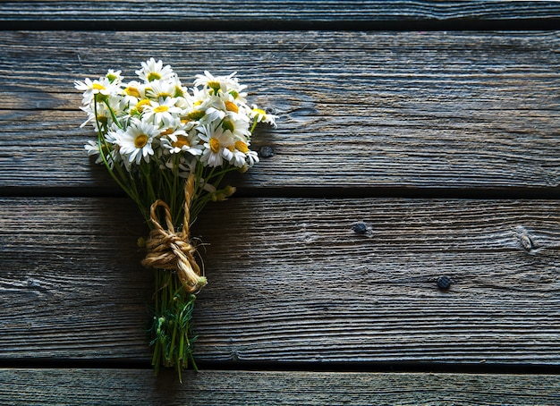 Bouquet di fiori margherita su uno sfondo di legno