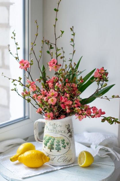 bouquet di fiori primaverili e limoni