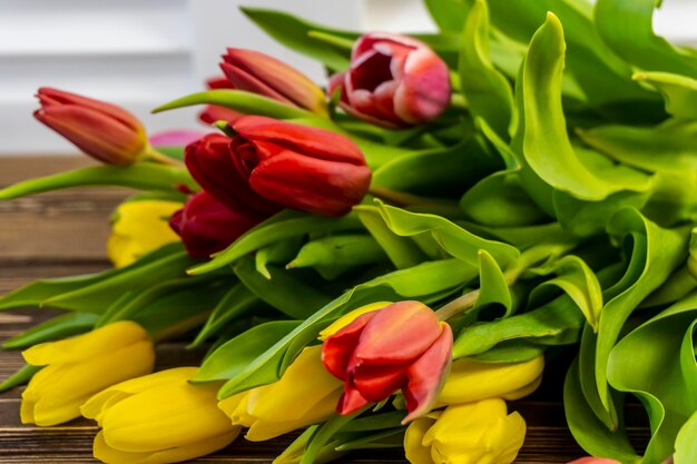 Bouquet di fiori primaverili tulipani rossi e gialli