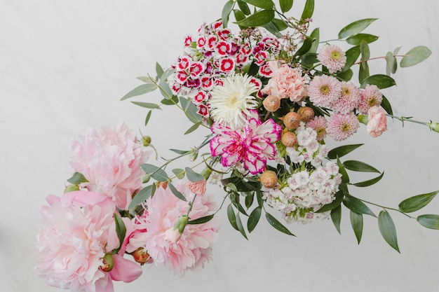 Bouquet di fiori rosa su sfondo bianco