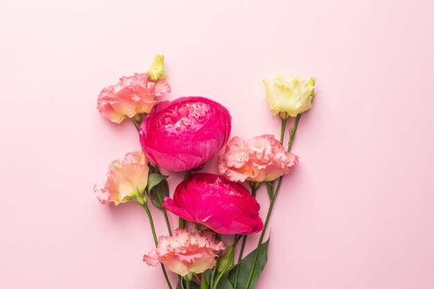 Bouquet di fiori rosa su sfondo pastello con copyspace