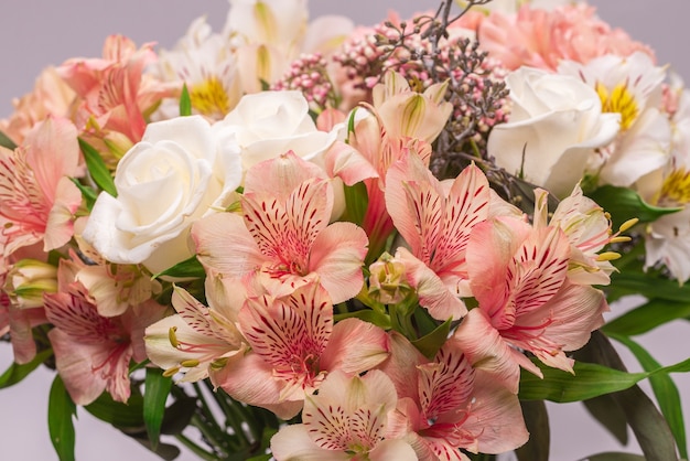 Bouquet di fiori rosa tenui in carta da regalo rosa.