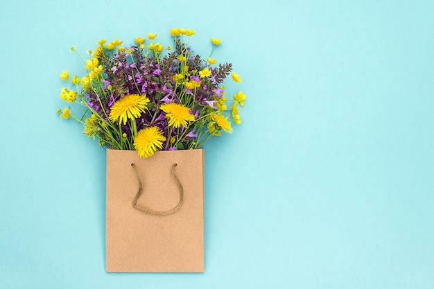 bouquet di fiori rustici colorati in borsa artigianale