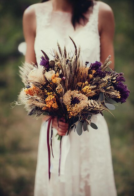 Bouquet di fiori secchi per le vacanze o la sposa nei toni del giallo viola