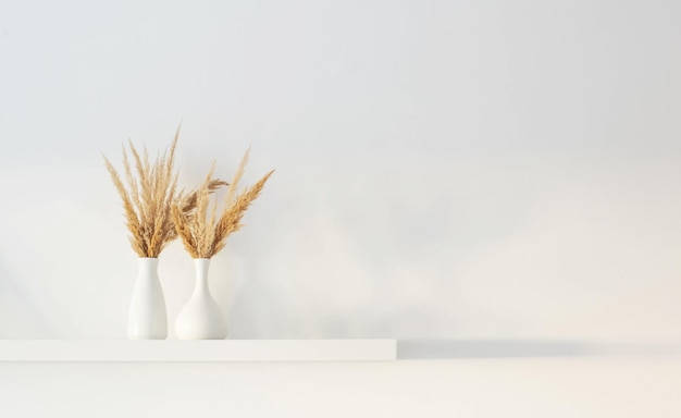 Bouquet di fiori selvatici secchi in vaso bianco su ripiano in legno su sfondo muro bianco