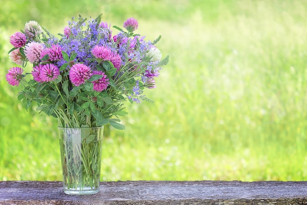 Bouquet di fiori selvatici su una tavola di legno