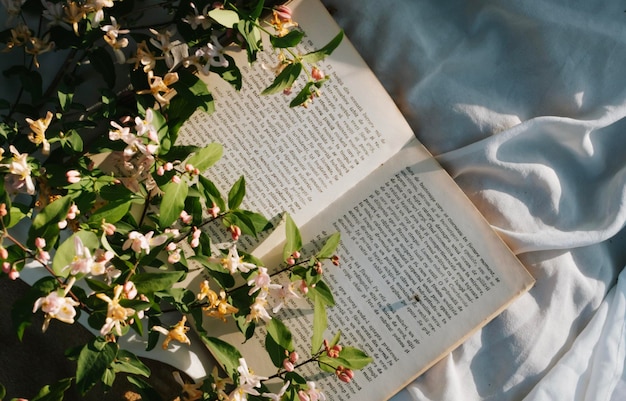 bouquet di fiori su libri antichi