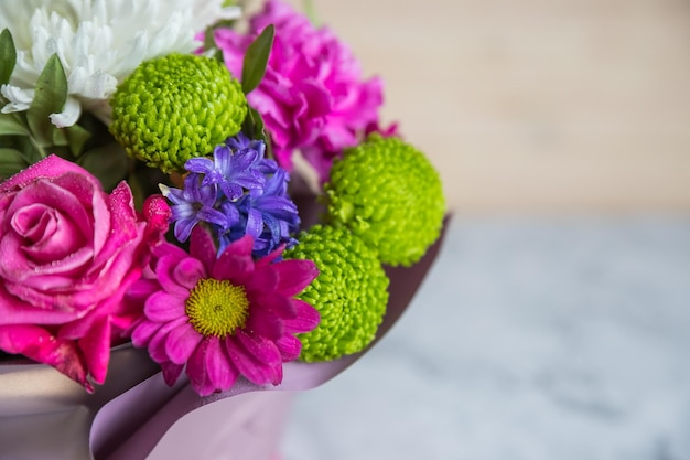 Bouquet di fiori varibouquet di crisantemi colorati rose e gypsophila regalo tradizionale fo