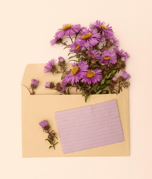 Bouquet di fiori viola in busta. Biglietto d'auguri.