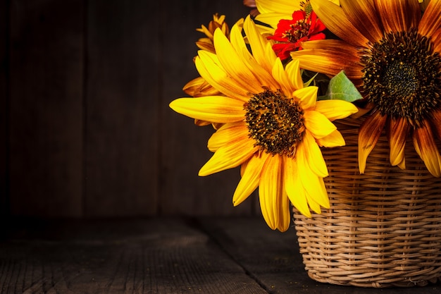 Bouquet di girasoli in cestino sul tavolo