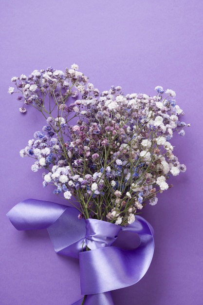 Bouquet di gypsophila viola con nastro di seta. Vista dall'alto.