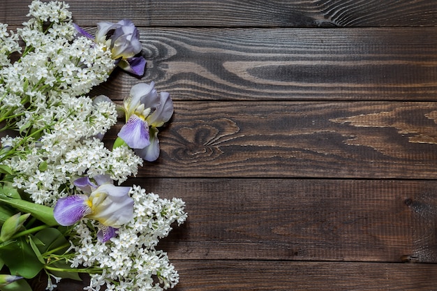 Bouquet di iris su uno sfondo di legno. Posto per il testo.