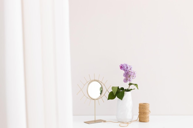 Bouquet di lillà in un vaso di vetro isolato su bianco Ramo con fiori lilla