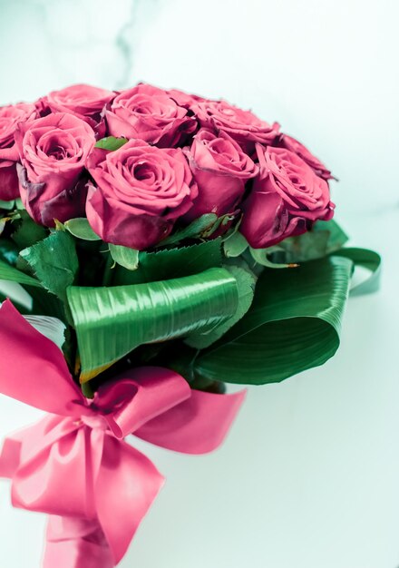 Bouquet di lusso di rose rosa su sfondo di marmo bellissimi fiori come regalo d'amore per le vacanze il giorno di San Valentino