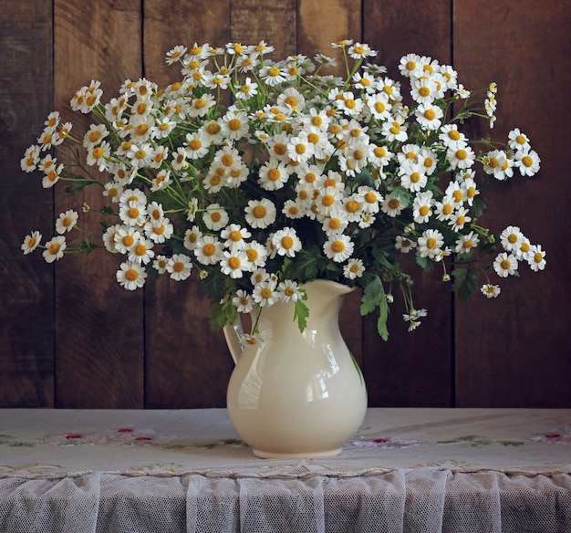 Bouquet di margherite da giardino in una brocca.